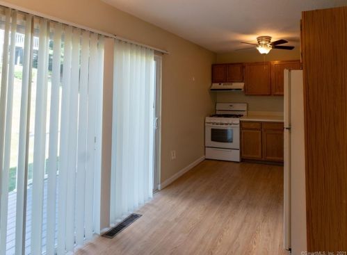 40 Thames Height Ln, Groton, CT 06340-2854