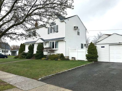 268 Swansdowne Dr, Seaford, NY 11783-1052