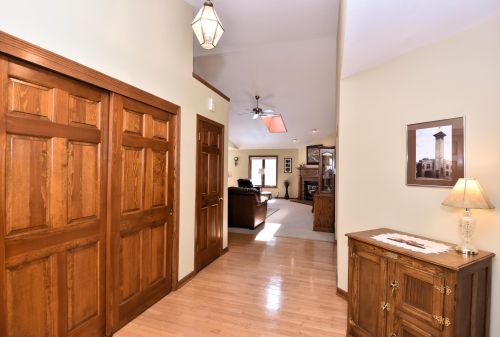 7409 Willowbrook Ct, Thiensville, WI 53092-1874