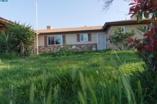 395 Spruce Ave, Lemoore CA  93245-2052 exterior