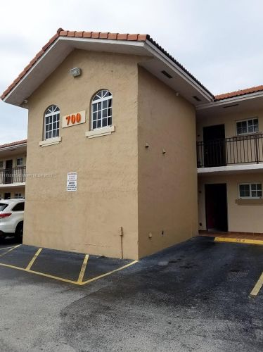 700 9th Ct, Hialeah FL  33010-4630 exterior