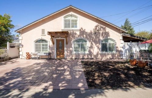 30 Olive St, Hollister, CA 95023-4866