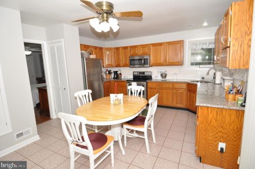 207 Hilltop Cir, Columbus, NJ 08022-1006