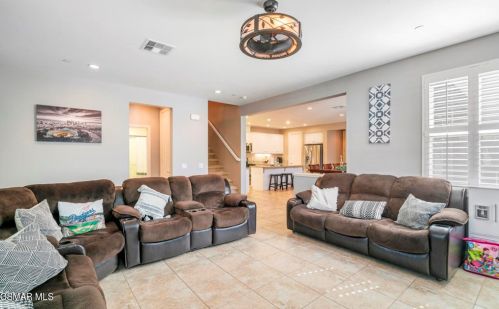 3204 Lisbon Ln, Oxnard CA 93036-7623 exterior