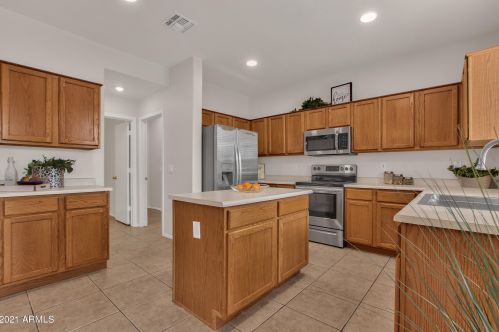 9765 Knowles Ave, Mesa, AZ 85209-2436