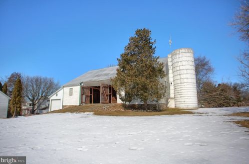 6411 Devonshire Hts Rd, Harrisburg PA 17111-4818 exterior