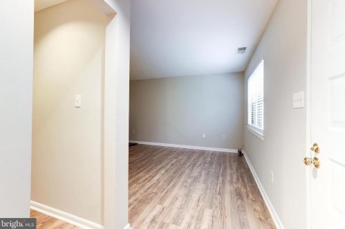 2053 Headlands Cir, Herndon VA  20191-3642 exterior