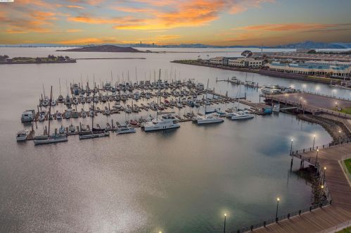 123 Lakeshore Ct, Richmond CA  94804-7422 exterior