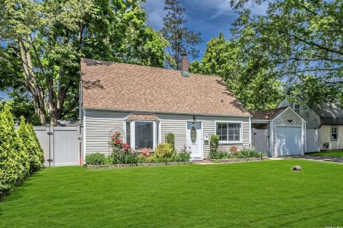 503 Irving St, Westbury, NY 11590-4415