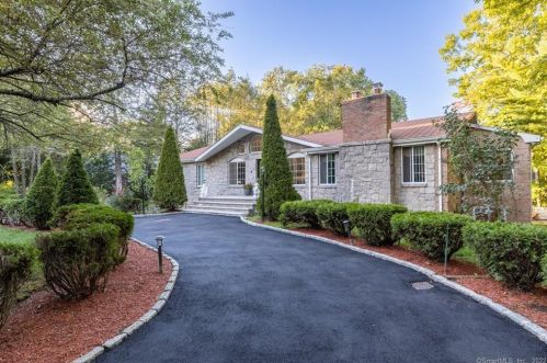 69 Chestnut Hill Rd, Stamford, CT 06903-4031