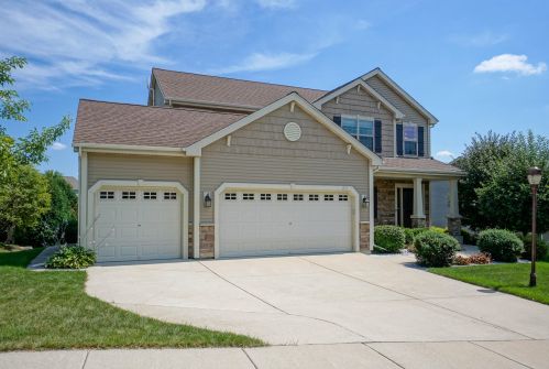 1715 Glacier Ridge Rd, Waukesha, WI 53188-8007