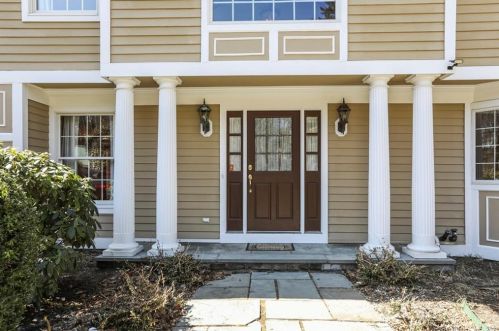 60 Shady Ln, Stamford, CT 06903-1714