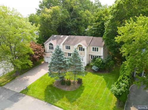 19 Jay St, Harrington Park, NJ 07640-1011