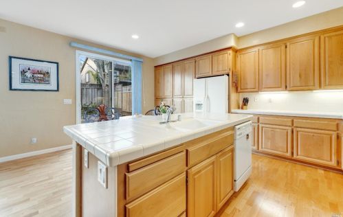 1409 Birdie Dr, Windsor CA  95492-8717 exterior