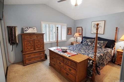 22924 White Pine Pl, Santa Clarita CA  91390-4120 exterior