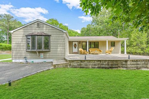 112 Washington Heights Ave, Hampton Bays, NY 11946-1310
