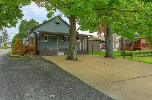 1 York Pl, Beaver Falls, PA 15010-3156