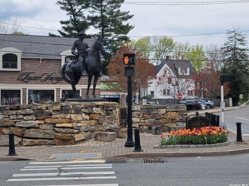 200 Lexington Ave, Muttontown NY  11771-2100 exterior