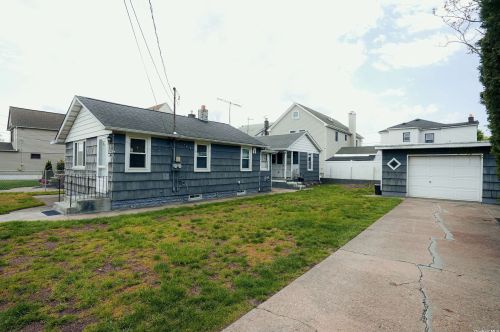 53 Savoy Ave, Floral Park, NY 11003-1502