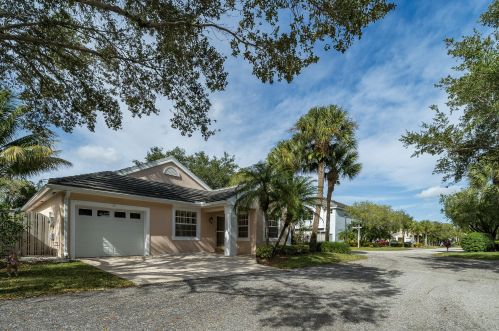 28 Governors Ct, West Palm Beach, FL 33418-7161