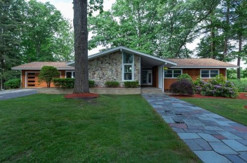 16 Mason Dr, Salem NH  03079-2101 exterior