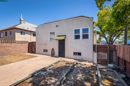1301 60 Ave, Oakland CA 94621-3912 exterior