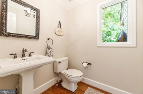 9106 Meadowcreek Ln, Lorton VA  22079-3238 exterior