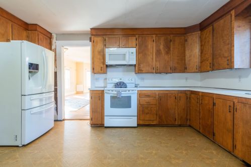 2 Bennett St, Nashua, NH 03064-2051