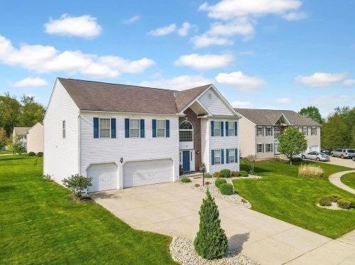 100 Ravines Edge Ct, Pataskala, OH 43062-6003