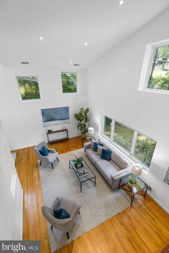 3709 Whispering Ln, Falls Church VA  22041-1121 exterior