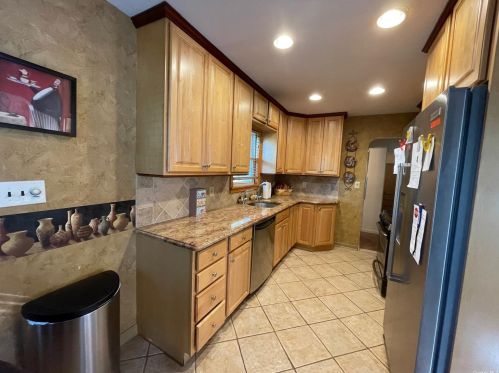 517 Adams Ave, Hempstead, NY 11552-2707