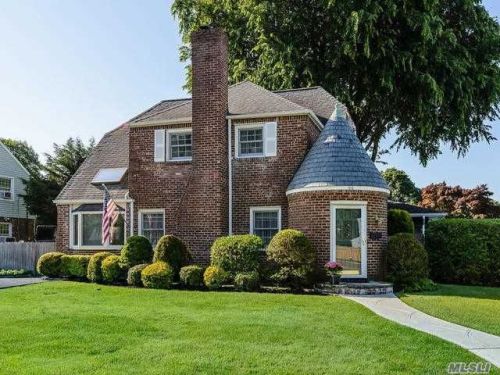 66 Lexington St, Westbury, NY 11590-2908