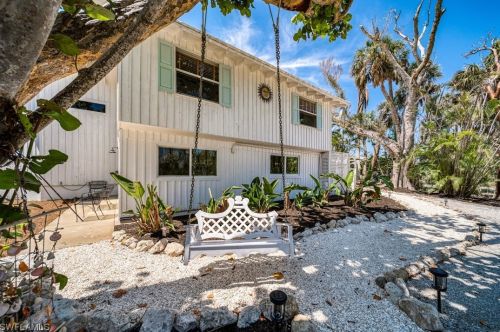 2629 Coconut Dr, Sanibel FL  33957-2005 exterior