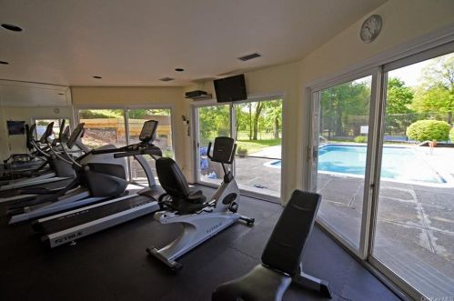 1210 Eagle Bay Dr, Crotonville NY  10562-2355 exterior