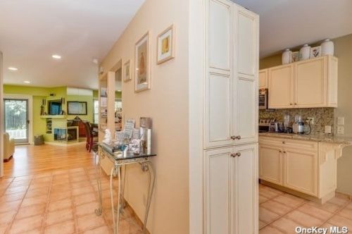 15 Sutton Pl, Islip Manor, NY 11751-3724