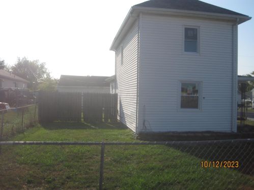 628 Delaware St, Washington Ch, OH 43160-1548
