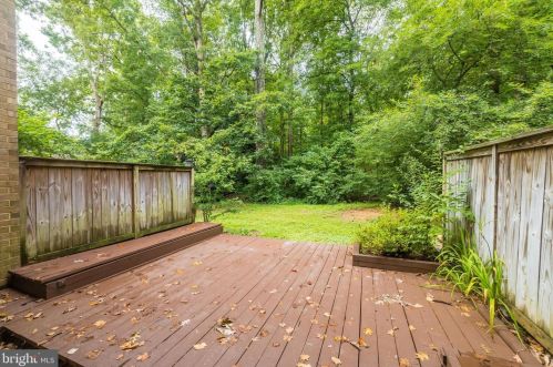 2053 Headlands Cir, Herndon VA  20191-3642 exterior