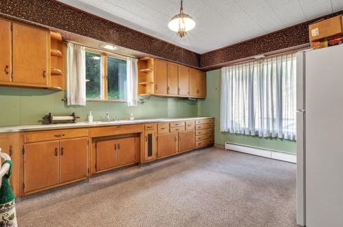 216 Morehead Ave, New Castle, PA 16102-1678