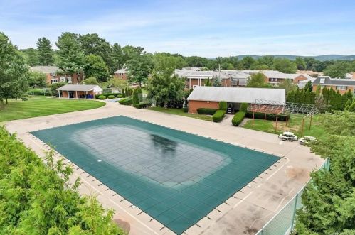 82 Somerset Dr, Airmont NY  10901-6905 exterior