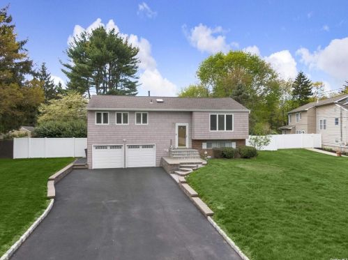 7 Newbrook Ln, Elwood NY  11731-5230 exterior