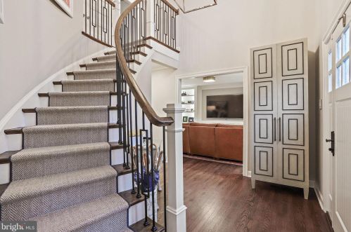 810 Hickory Vale Ln, Great Falls VA  22066-2810 exterior