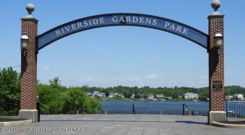 17 Grant Pl, Tinton Falls NJ  07701-2117 exterior