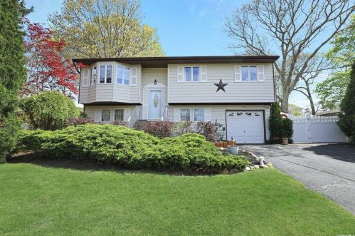 20 Frederick Ave, Lake Grove, NY 11755-3212