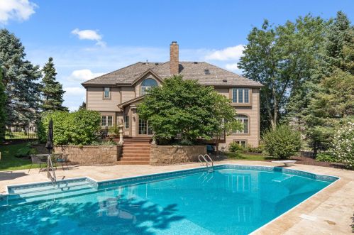 906 Evergreen Cir, Chenequa, WI 53029-8636
