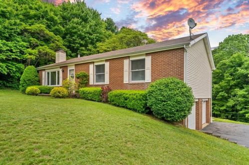 189 Laura Dr, Clinton, PA 15026-1405