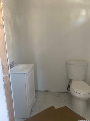 118 Oak St, Amityville NY  11701-3020 exterior