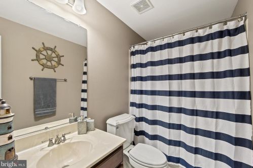 8168 Gilroy Dr, Lorton VA 22079-2936 exterior