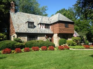 336 Abbey Rd, North Hills, NY 11030-2702