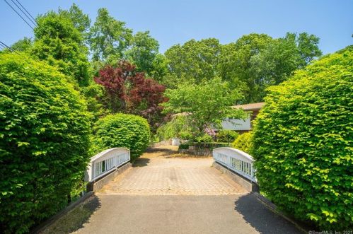 14 Cricket Ct, North Haven, CT 06473-2703