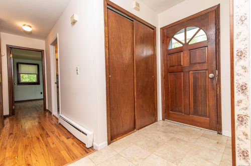 28 Valley Dr, Scotts Beach, NY 11789-1141